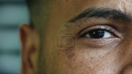 Téléchargez les photos : Détail macro gros plan d'un homme noir hispanique fermant les yeux en méditation. contemplation paisible sereine personne pratiquant la pleine conscience - en image libre de droit
