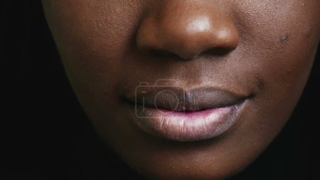 Foto de Macro detalle de cerca de la boca y los labios de una chica negra. Joven labio mujer - Imagen libre de derechos
