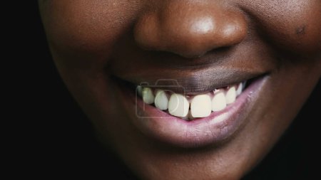 Foto de Un feliz adulto negro boca chica macro primer plano detalle sonriendo, 20 dientes de mujer y labios de ascendencia afroamericana - Imagen libre de derechos