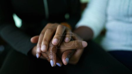 Téléchargez les photos : Afro-américaine petite-fille tenant les mains de grand-mère et embrassade bienveillante montrant l'amour et le soutien au membre de la famille dans la vieillesse, adolescent fille embrasse le front de grand-mère - en image libre de droit