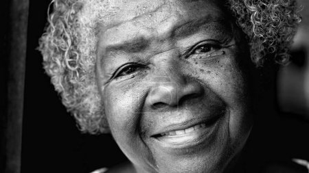 Foto de Feliz anciana sudamericana de ascendencia africana sonriendo a la cámara en blanco y negro. Monocromo Retrato de una mujer mayor de 80 años con arrugas y canas - Imagen libre de derechos