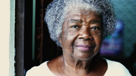 Senior Afroamerikanerin Porträt Blick in die Kamera. Eine grauhaarige ältere Dame in den Achtzigern mit Falten und ernstem Gesichtsausdruck. Gesicht aus nächster Nähe