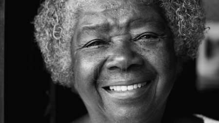 Foto de Una anciana negra feliz con arrugas y cabello gris sonriendo a la cámara. Retrato de una amistosa persona de origen africano de los años 80 de América del Sur - Imagen libre de derechos