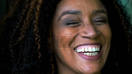 Téléchargez les photos : Une heureuse Sud-Américaine noire d'âge mûr sourit et rit en gros plan. 50 ans femme d'ascendance africaine - en image libre de droit