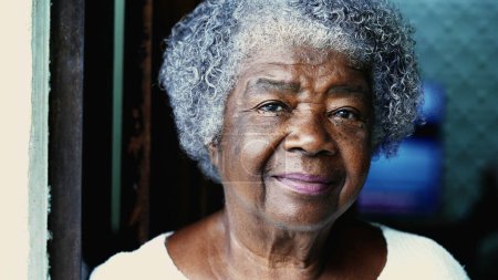 Senior Afroamerikanerin Porträt Blick in die Kamera. Eine grauhaarige ältere Dame in den Achtzigern mit Falten und ernstem Gesichtsausdruck. Gesicht aus nächster Nähe