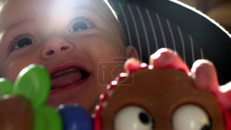 Téléchargez les photos : Bébé tout-petit heureux souriant et riant lentille-torche artistique - en image libre de droit