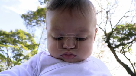 Foto de Curioso lindo bebé niño pequeño fuera en el parque - Imagen libre de derechos