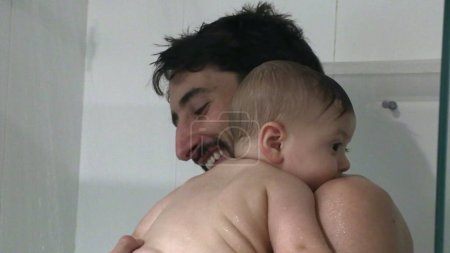 Téléchargez les photos : Père et fils relation ensemble dans la douche - en image libre de droit