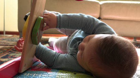 Foto de Niño pequeño bebé niño jugando solo en casa - Imagen libre de derechos