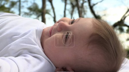 Téléchargez les photos : Beau bébé tout-petit heureux enfant authentique souriant en plein air - en image libre de droit