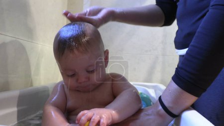 Foto de Baño bebé bebé dentro de la bañera - Imagen libre de derechos