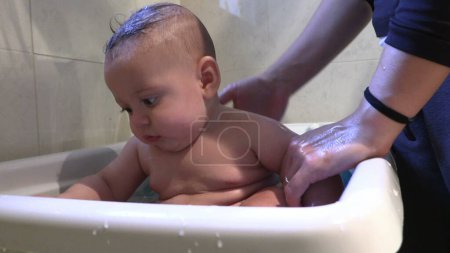 Foto de Baño lindo bebé bebé dentro de la bañera - Imagen libre de derechos