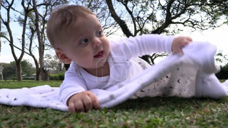 Téléchargez les photos : Enfant bébé explorant le monde dans un parc en plein air - en image libre de droit
