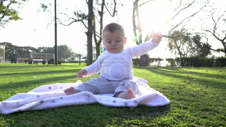 Téléchargez les photos : Joyeux bébé enfant heureux dans la nature extérieure - en image libre de droit