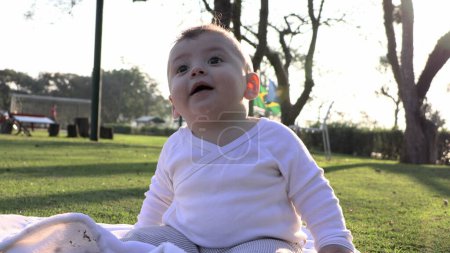 Téléchargez les photos : Joyeux bébé garçon tout-petit heureux dehors au parc pendant le coucher du soleil - en image libre de droit