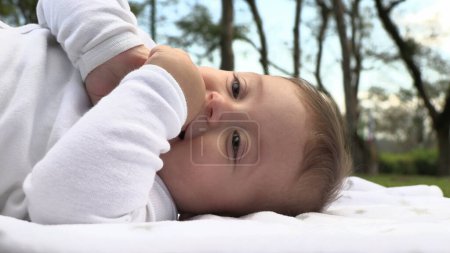 Téléchargez les photos : Bébé tout-petit garçon mignon dans un parc extérieur - en image libre de droit
