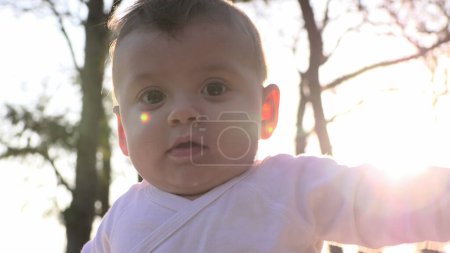 Téléchargez les photos : Portrait d'enfant bébé tout-petit pendant le coucher du soleil heure d'or - en image libre de droit