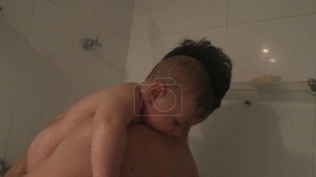 Téléchargez les photos : Père douche bébé fils collage - en image libre de droit