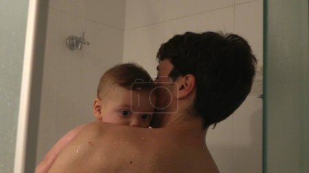 Foto de Papá bañar bebé niño hijo - Imagen libre de derechos