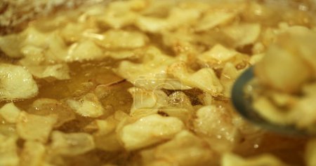Téléchargez les photos : Frying traditional potatoes crisps on large frying pan - en image libre de droit