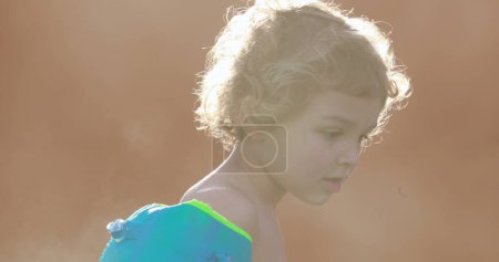 Téléchargez les photos : Child wearing inflatable armbands at the swimming pool - en image libre de droit