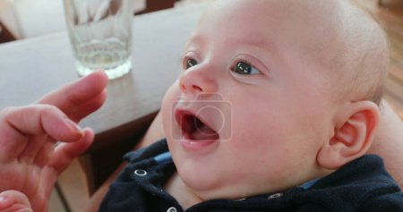 Foto de Joyful happy newborn infant baby face expression - Imagen libre de derechos