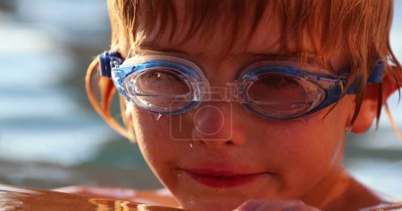 Téléchargez les photos : Gros plan du visage d'un enfant garçon au portrait de la piscine - en image libre de droit