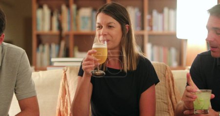 Foto de Mujer sincera sosteniendo un vaso de cerveza con amigos juntos, mujer asintiendo sí - Imagen libre de derechos