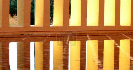 Téléchargez les photos : Architecture orange patterns pillars reflected on water surface - en image libre de droit