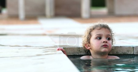 Candid Kind im Schwimmbad Wasser entspannen