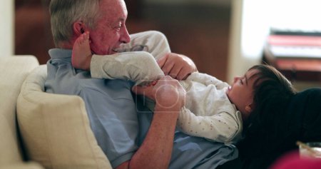 Téléchargez les photos : Le bonheur de la famille ensemble, grand-père tenant petit-enfant de manière franche - en image libre de droit