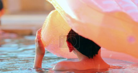 Téléchargez les photos : Petit garçon à la piscine jouant avec matelas gonflable - en image libre de droit