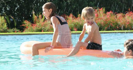Foto de Los niños jugando en la piscina en la parte superior del colchón inflable que se divierten - Imagen libre de derechos