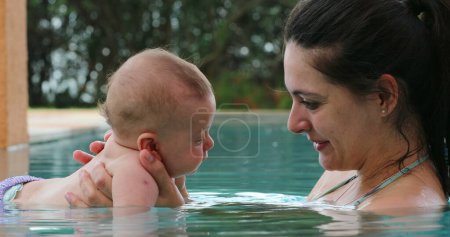 Foto de Mother and baby at the pool water - Imagen libre de derechos