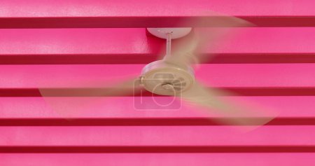 Téléchargez les photos : Ventilator fan in pink background color - en image libre de droit