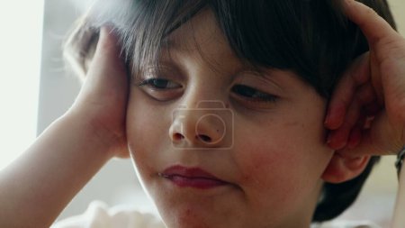 Foto de Joven reflexivo en contemplación, primer plano de un niño de 5 años con una expresión molesta Problema de ponderación - Imagen libre de derechos