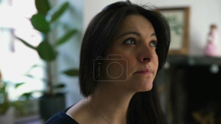 Téléchargez les photos : Pensive 30s femme gros plan visage en réflexion mentale profonde réfléchissant solution, à l'intérieur à la maison - en image libre de droit