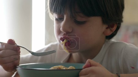 Téléchargez les photos : Délice des spaghettis au fromage - Pâtes 5 ans affamées, Gros plan sur la consommation des garçons - en image libre de droit