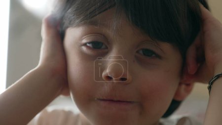 Foto de Primer plano cara de sonriente niño de 5 años caucásico niño mirando a la cámara con sonrisa feliz - Imagen libre de derechos