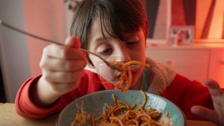 Kleine Kinderfreuden beim Spaghetti-Abendessen, 5-jähriger Jungengengenuss, glückliches Pasta-Essen in Großaufnahme