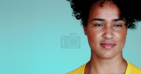 Foto de Molesto una joven mujer negra rodando los ojos sintiéndose aburrido y molesto, de cerca la cara de la persona de 20 años de ascendencia africana - Imagen libre de derechos