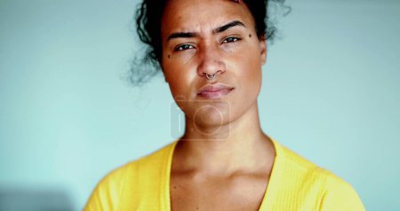 Téléchargez les photos : Sous pression - Une jeune femme latine noire couvrant le visage se sentant submergée par le regret et l'anxiété, aux prises avec une maladie mentale. Femme vingtaine personne d'ascendance africaine souffrant - en image libre de droit