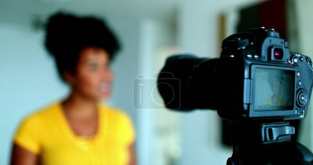 Energetic Young Black Female Vlogger compartiendo ideas sobre la cámara para el canal web, creador de contenido de los años 20 activo en medios digitales