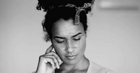 Foto de Momento Eureka de la joven afroamericana Monocromo Primer plano de la alegre latina negra con idea, dedo apuntado hacia arriba en blanco y negro - Imagen libre de derechos