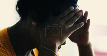 Foto de Individuo desesperado en crisis emocional Mujer luchando con dolor en casa, sintiendo vergüenza, deprimida y sola - Imagen libre de derechos