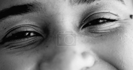Foto de Mujer negra joven y serena en meditación, ojos cerrados y luego sonriendo a la cámara, macro primer plano de la transición facial de la contemplación a la alegría en blanco y negro, monocromo - Imagen libre de derechos