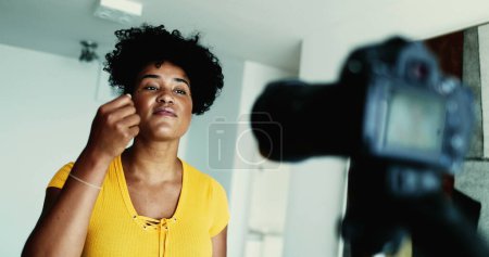 Téléchargez les photos : Une vidéo dynamique d'enregistrement de témoignage de femme noire des années 20, engageant l'audience en ligne en tant que Vlogger de nouveaux médias - en image libre de droit