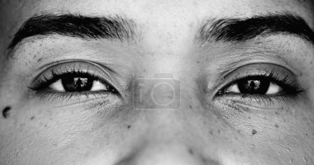 Monochrome Makro-Großaufnahme von Frauenaugen, die Augen in Makro- und dramatischem intensivem Schwarz-Weiß öffnen. Erweckungskonzept, Offenbarung und klares Geisteskonzept