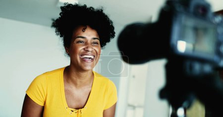Téléchargez les photos : Une vidéo dynamique d'enregistrement de témoignage de femme noire des années 20, engageant l'audience en ligne en tant que Vlogger de nouveaux médias - en image libre de droit