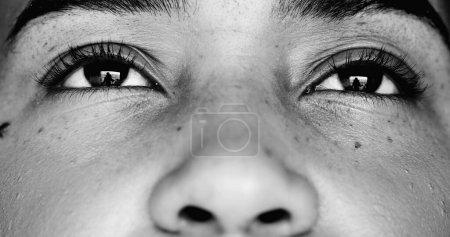 Foto de Monocromo Macro primer plano de los ojos de la mujer, la apertura de los ojos en macro y dramático intenso blanco y negro. Concepto de despertar, revelación y concepto de mente clara - Imagen libre de derechos
